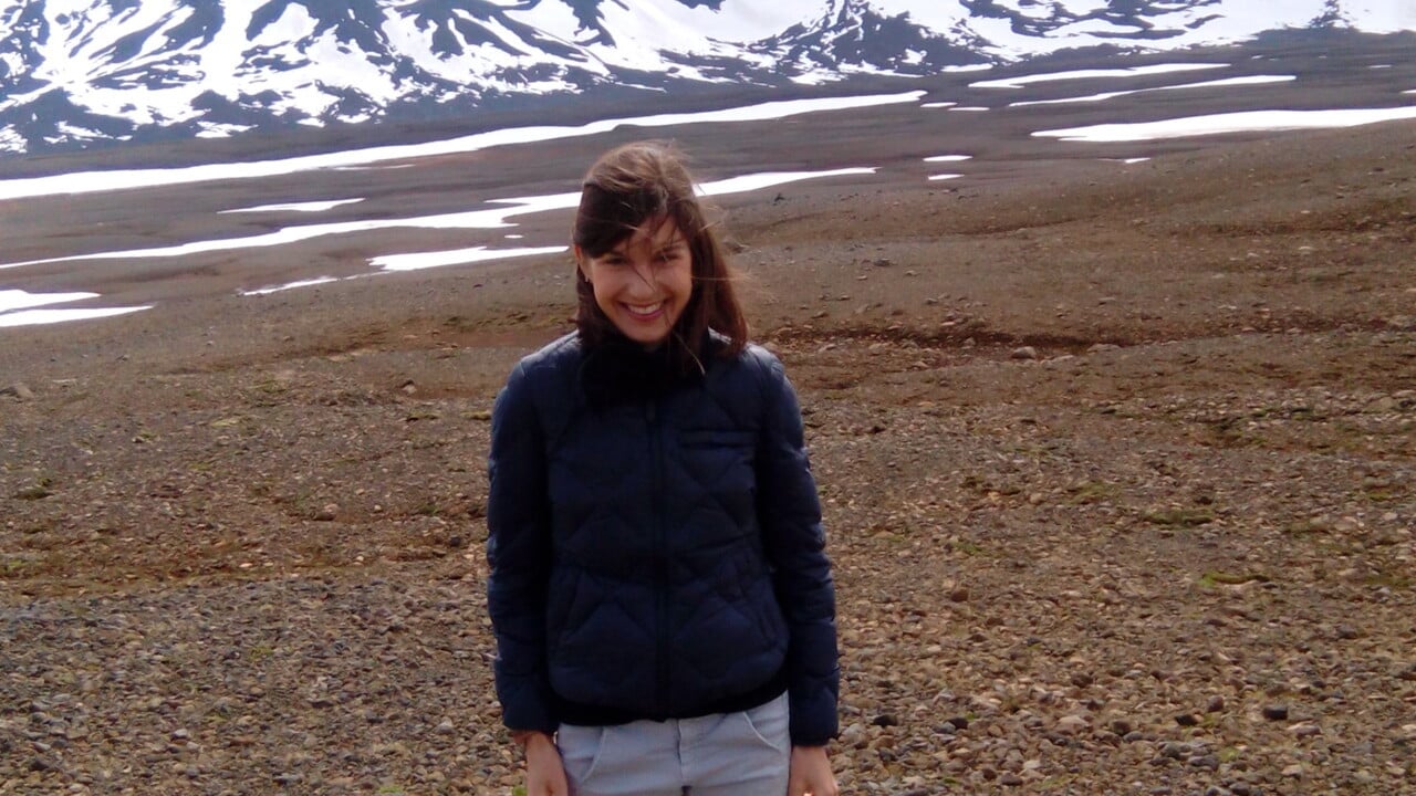 Linda Pfister med fj&auml;ll i bakgrunden