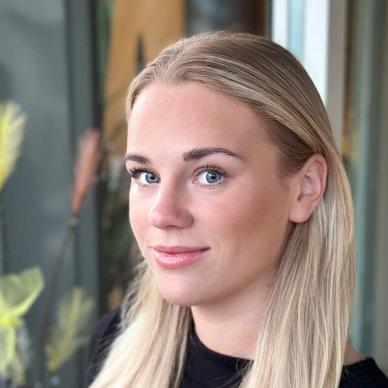 Portr&auml;ttfoto med tulpaner i bakgrund