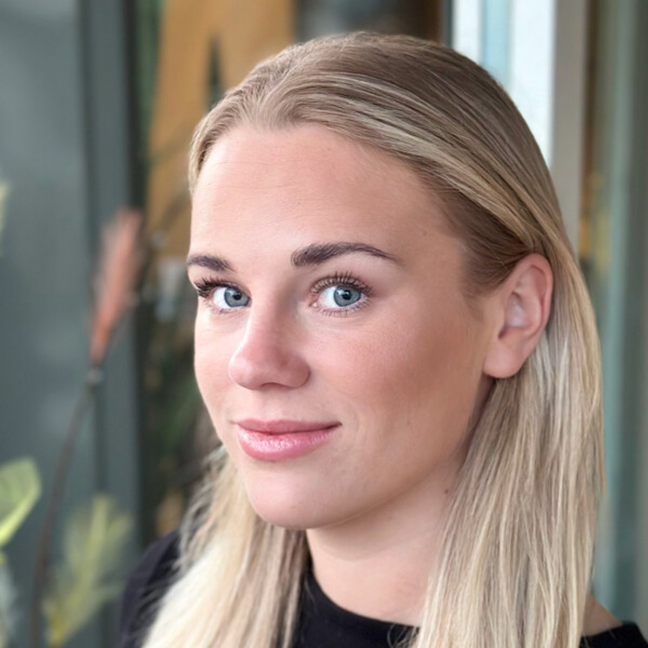 Porträttfoto med tulpaner i bakgrund