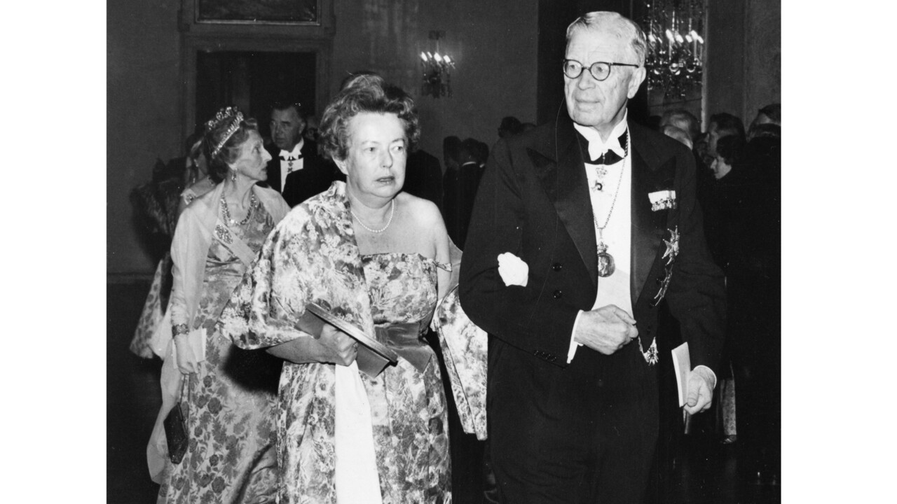 Fysikpristagaren Maria Goeppert-Mayer och Gustaf VI Adolf p&aring; Nobelbanketten 1963.