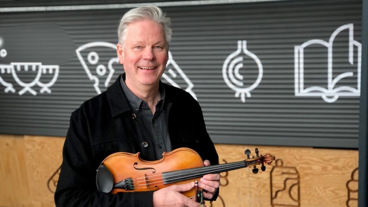 Markus Falck h&aring;ller en fiol