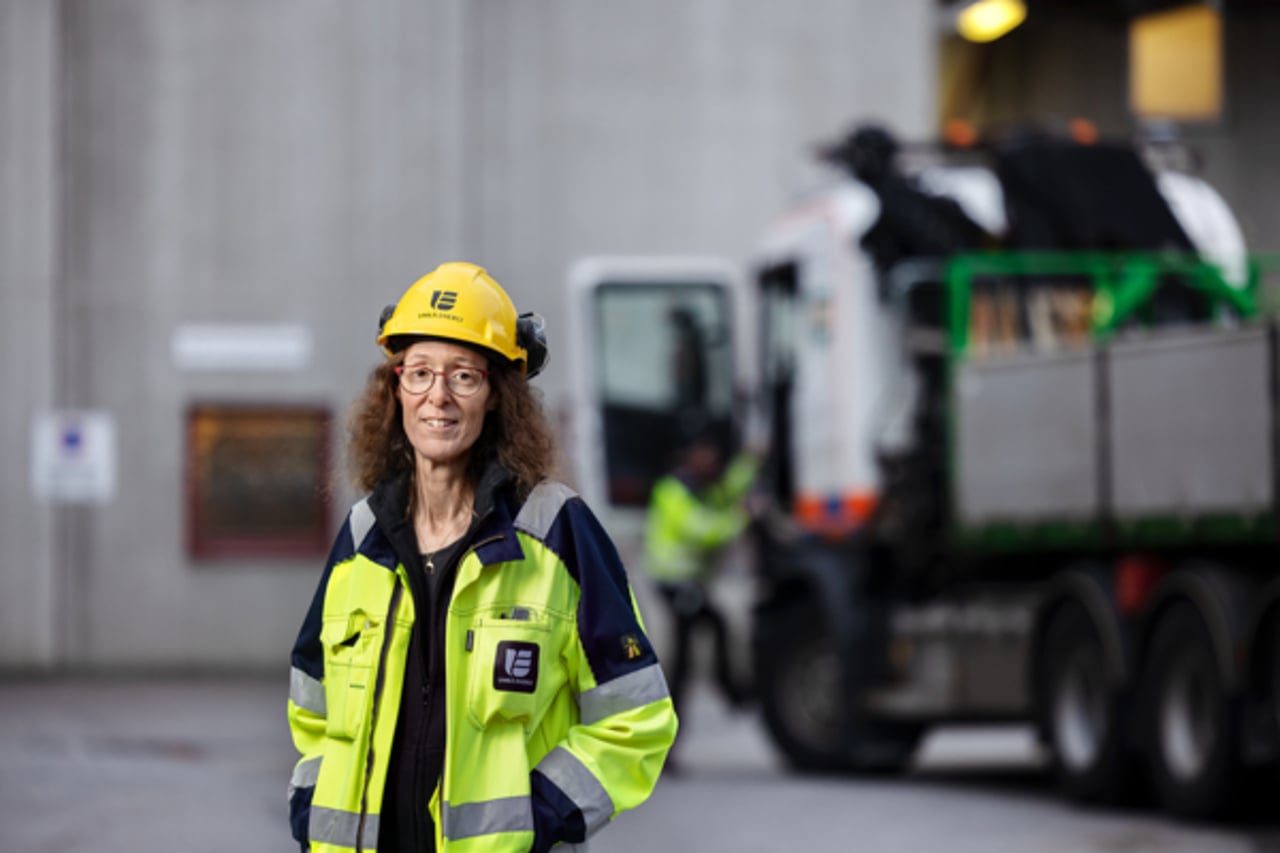 Kvinna i varselkl&auml;der och hj&auml;lm