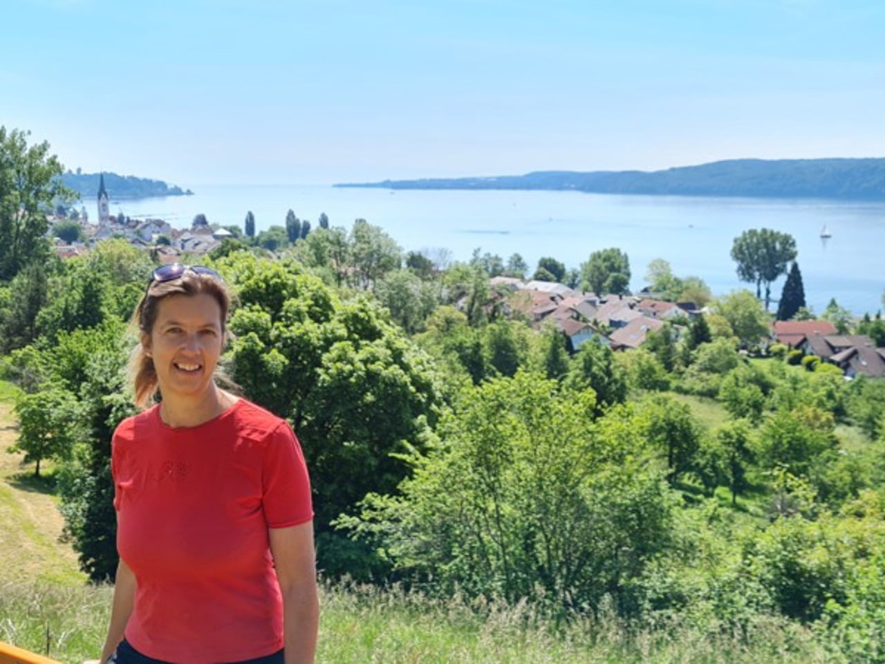 Monica Bravo Granstr&ouml;m i naturen, en havsvik i bakgrunden.