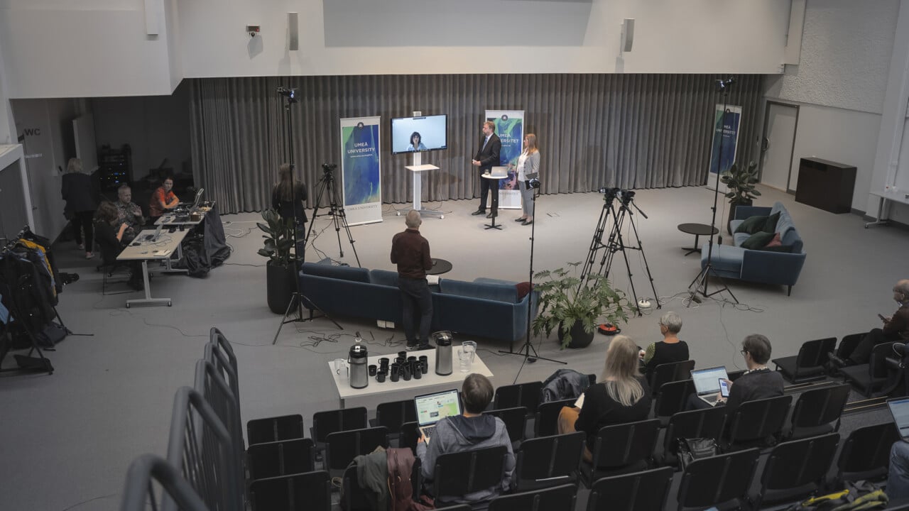 Presskonferensen h&ouml;lls p&aring; l&auml;nk i Zoom fr&aring;n Ume&aring; universitet. Ett 60-tal journalister medverkade, s&aring;v&auml;l nationella som internationella.