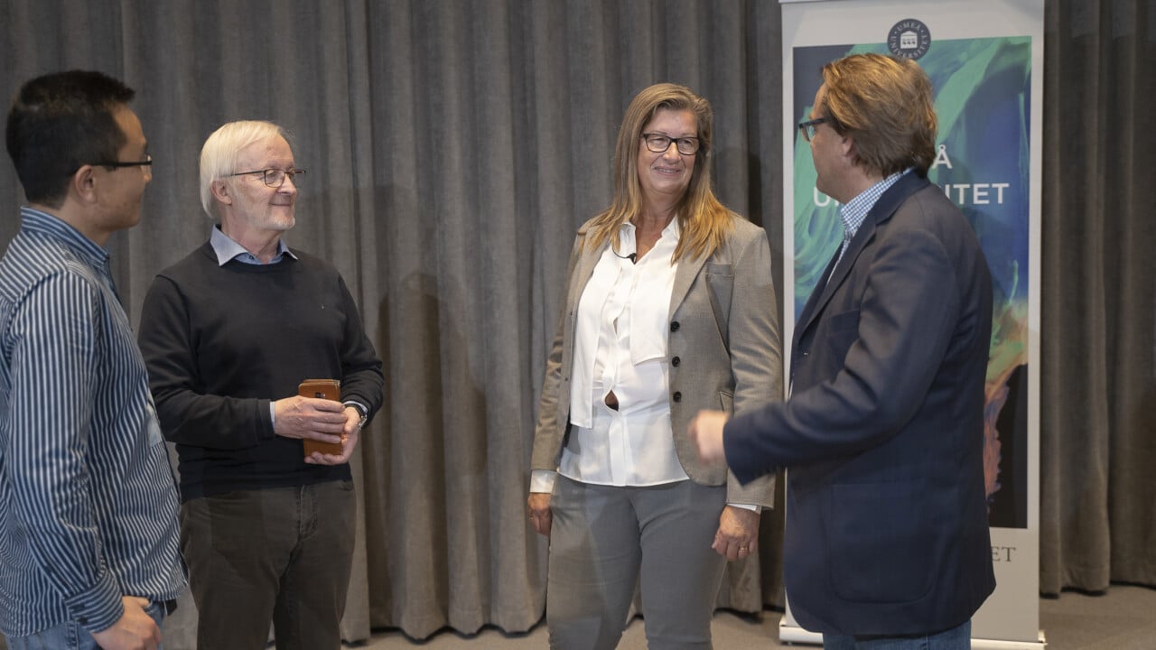 Yaowen Wu, f&ouml;rest&aring;ndare UCMR, Bernt Erik Uhlin, senior professor, Katrine Riklund, prorektor och Oliver Billker, f&ouml;rest&aring;ndare p&aring; MIMS under presskonferensen med Emmanuelle Charpentier ang&aring;ende Nobelpriset.
