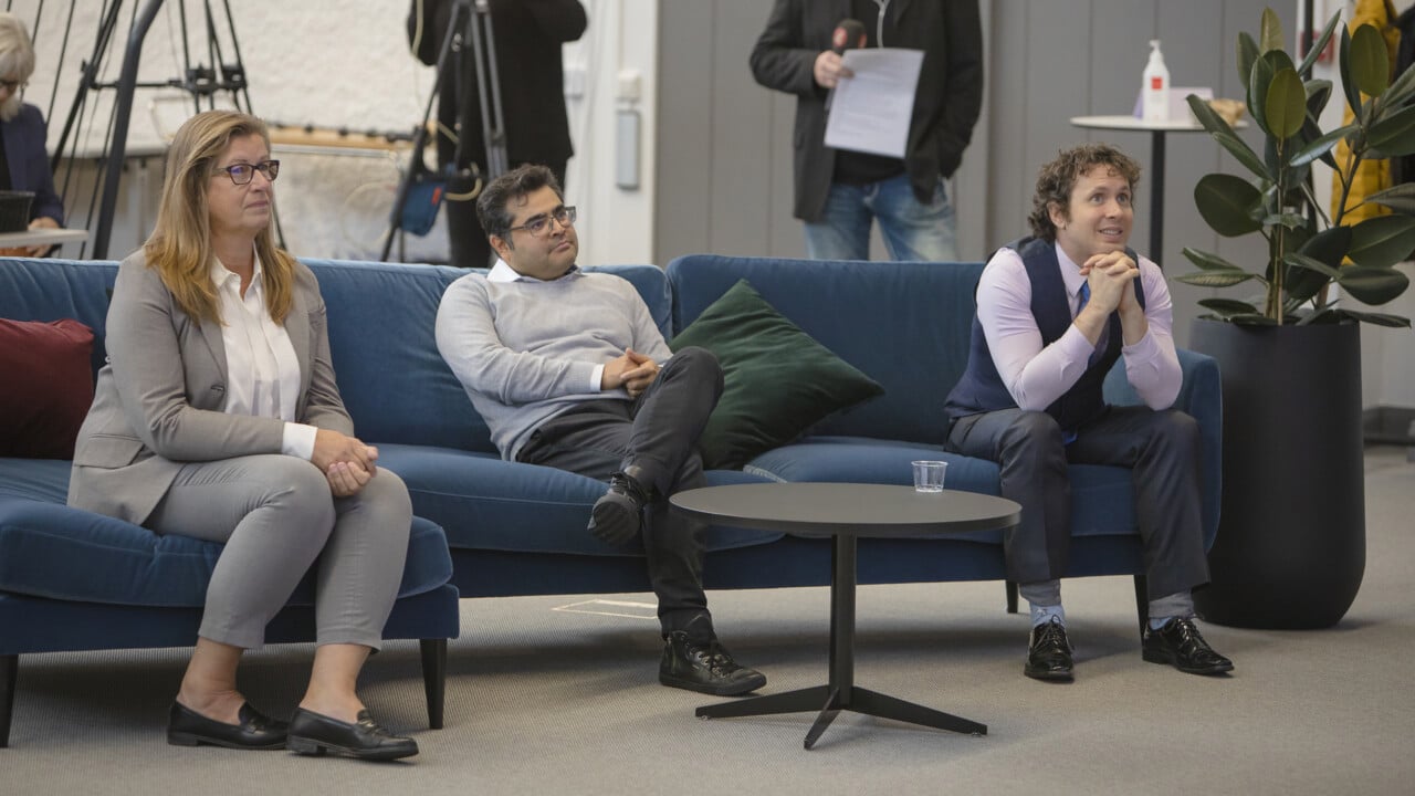 Stor sp&auml;nning inf&ouml;r tillk&auml;nnagivandet. Ume&aring; universitet hade anordnat en vaka f&ouml;r media och medarbetare. I soffan sitter Katrine Riklund, prorektor, David Cisneros, postdoktor och f&ouml;rste forskningsassistent, MIMS och Erik Campano, doktorand p&aring; institutionen f&ouml;r informatik.