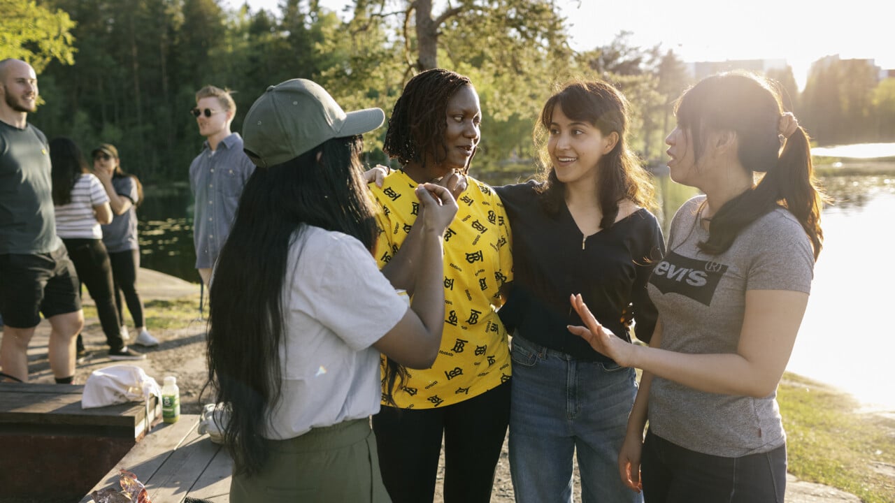 Bild som f&ouml;rest&auml;ller internationella studenter vid Nydalasj&ouml;n i Ume&aring;. 