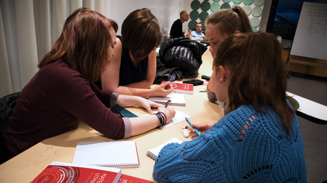 Bild p&aring; eleverna Magda Hyttsten, Tindra Nygren, Hanna Wikstr&ouml;m och Hanna J&ouml;nsson som r&auml;knar tillsammans.