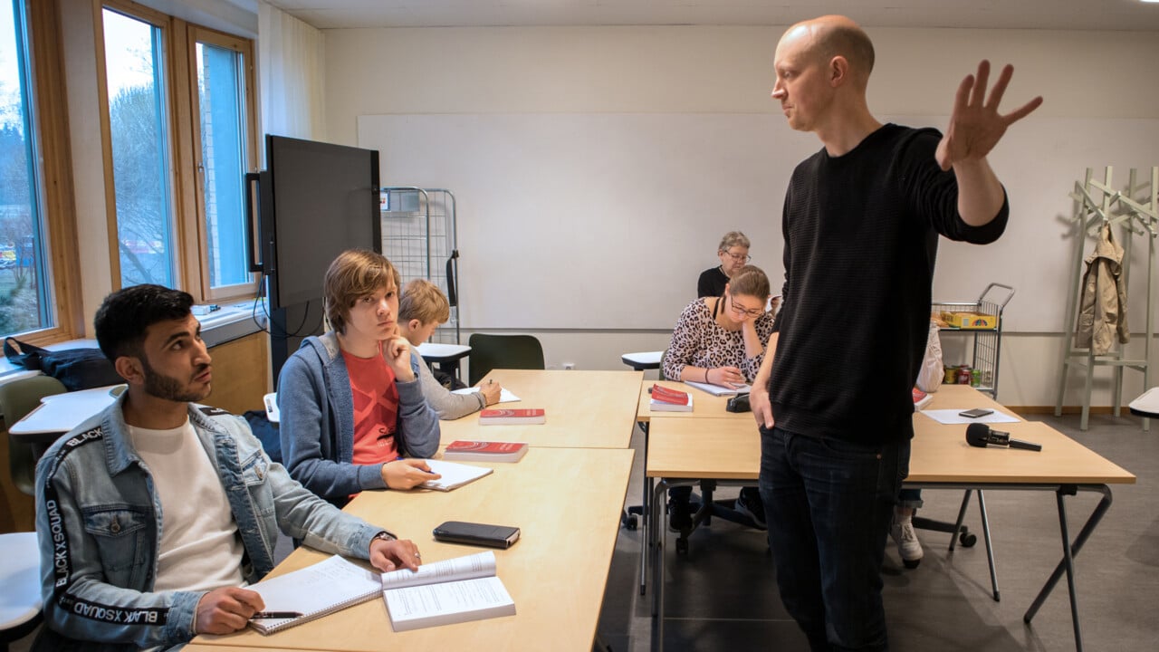 Bild p&aring; Lars-Daniel &Ouml;hman, lektor i matematik, tillsammans med gymnasieelever