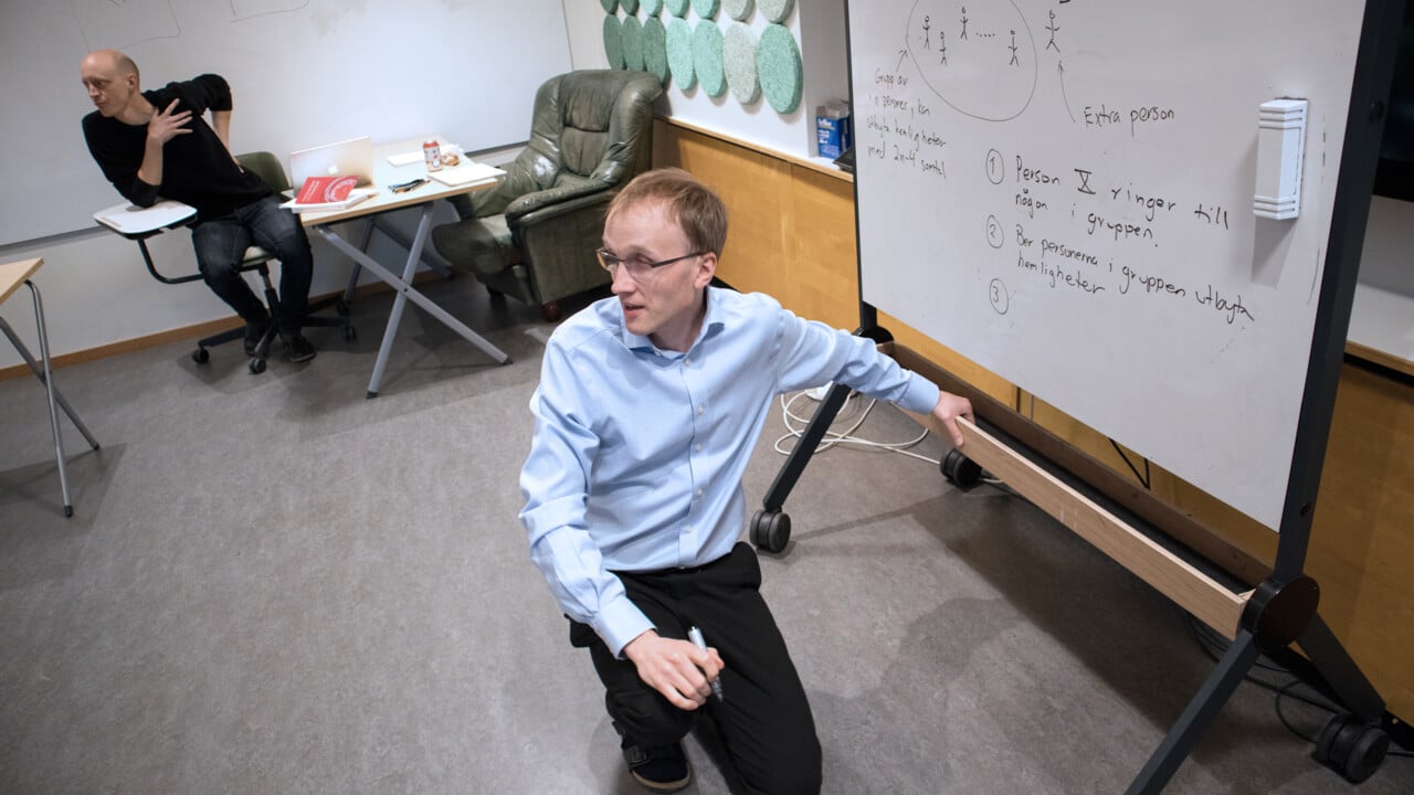Bild p&aring; &Aring;ke Br&auml;nnstr&ouml;m, professor i matematik, vid whiteboardtavla