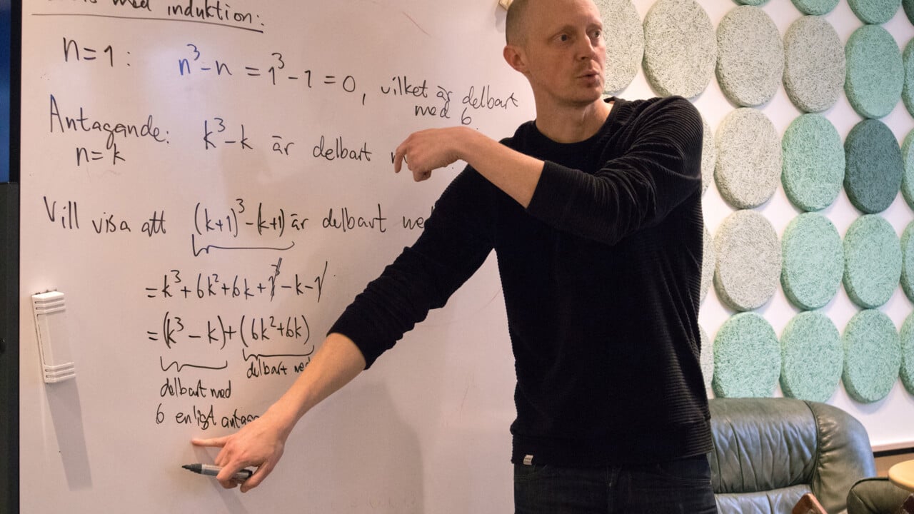 Bild p&aring; Lars-Daniel &Ouml;hman, lektor i matematik, vid whiteboardtavla.