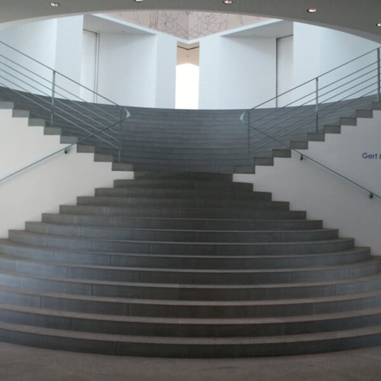 Bild p&aring; trappa p&aring; Kunstmuseum Bonn.