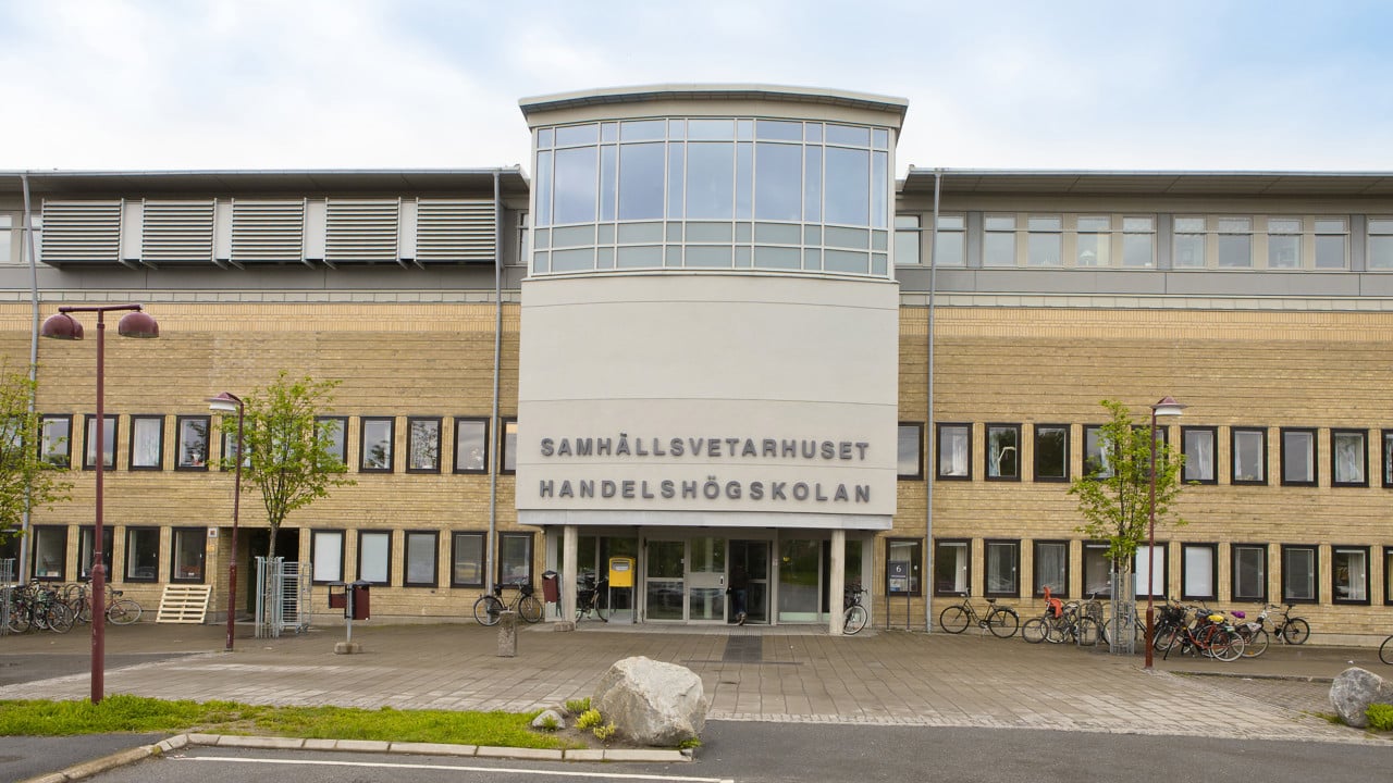 Bild p&aring; Handelsh&ouml;gskolans entr&eacute;, Samh&auml;llsvetarhuset