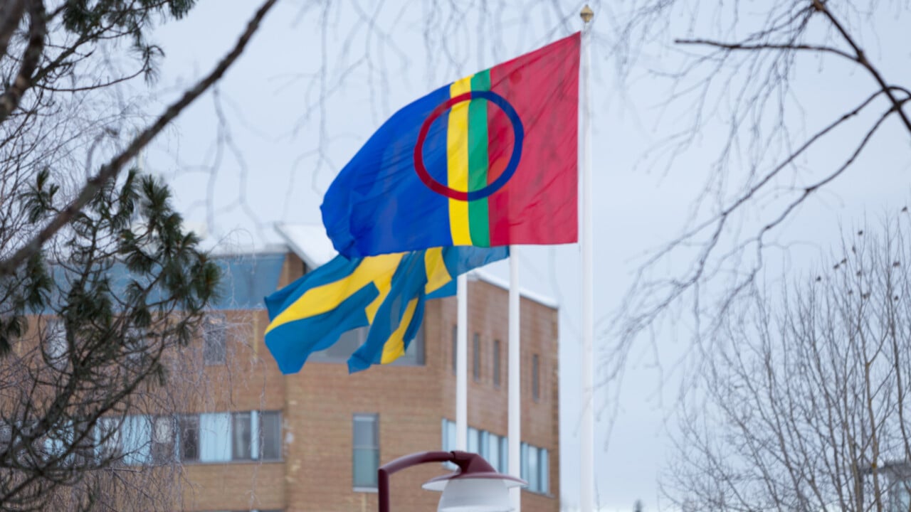 Den samiska flaggan vajar p&aring; campus Ume&aring;.