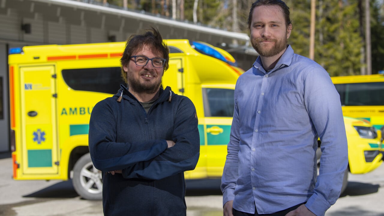 Patik Ryd&eacute;n, universitetslektor och bitr&auml;dande prefekt vid Institutionen f&ouml;r matematik och matematisk statistik, st&aring;r framf&ouml;r en ambulans tillsammans med Anton Vernersson