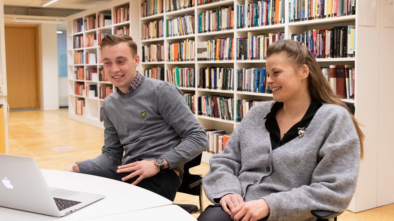 Ludwig Fridolfsson och Anette Andersson &auml;r studenter p&aring; Personalvetarprogrammet