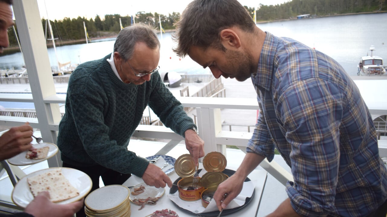 Runar Br&auml;nnlund opens a can of sour herring at the Ulv&ouml;n Environmental Economics Conference.