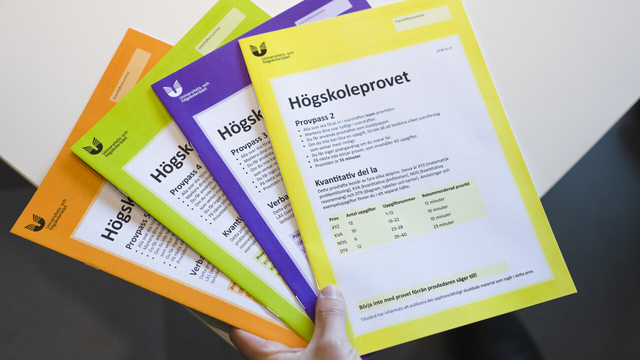 En hand h&aring;ller ett antal h&ouml;gskoleprov.