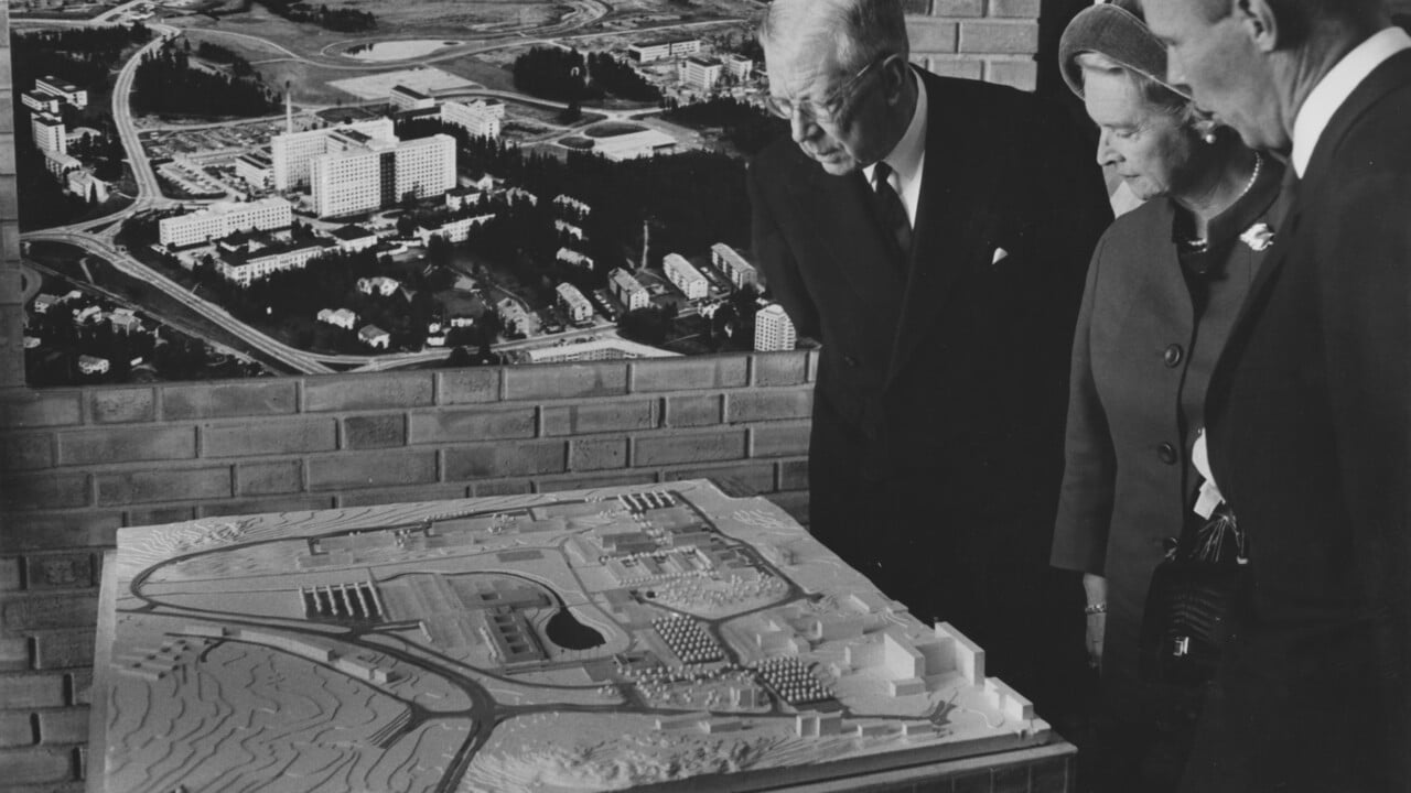 Rektor L-G Larsson visar en modell &ouml;ver universitetsomr&aring;det f&ouml;r kung Gustaf VI Adolf och prinsessan Sibylla, vid universitetets invigning 1965.