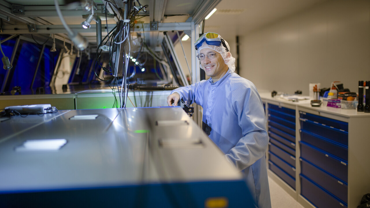 L&aacute;szlo Veisz i laboratoriet med skyddskl&auml;der.