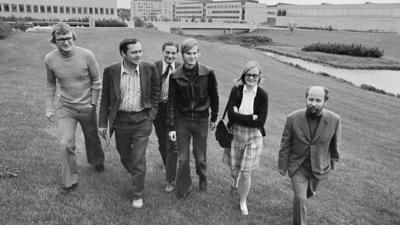 Bild fr&aring;n 1970-talet p&aring; l&auml;rare vid statsvetenskapliga institutionen. Fr.v. Kjell Lundmark, Harry Forsell, P&auml;r-Erik Back, Sten Markgren, Gunnel Gustafsson och Dan Br&auml;ndstr&ouml;m.