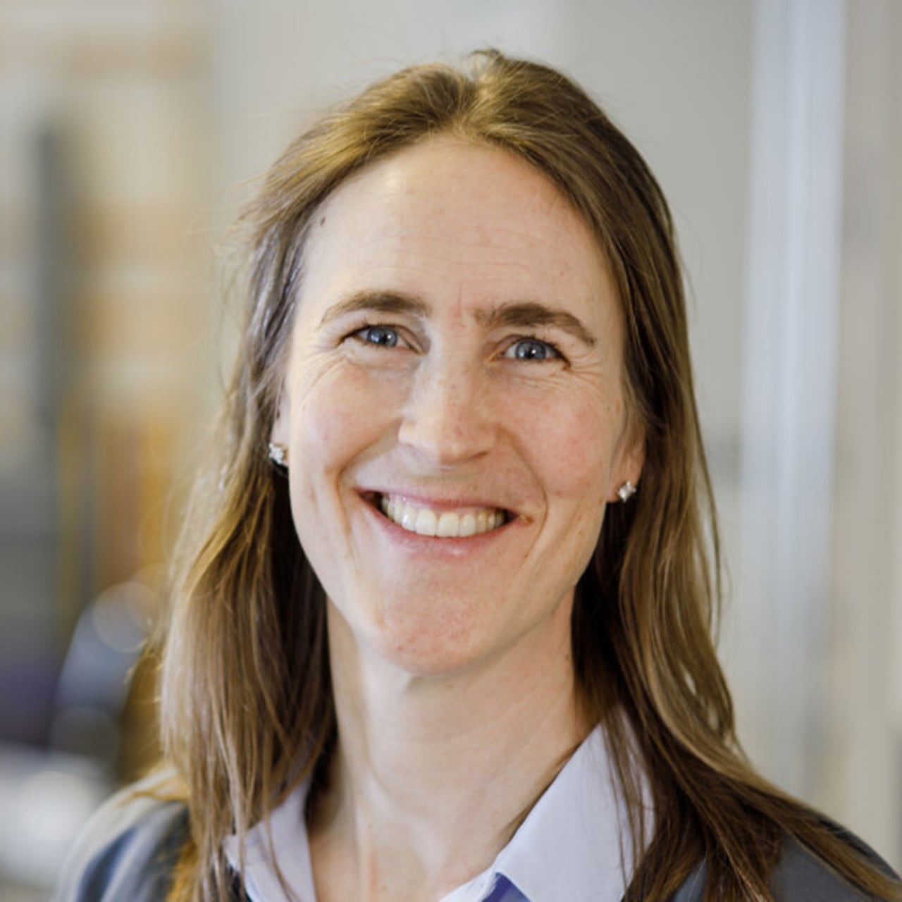 Portr&auml;tt av Karin Wadell, professor i fysioterapi, Institutionen f&ouml;r samh&auml;llsmedicin och rehabilitering, Ume&aring; universitet.