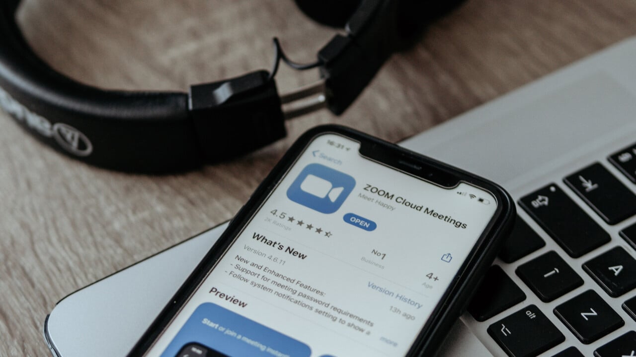 Dator, h&ouml;rlurar och mobil med zoom-app.