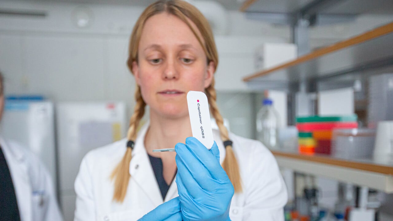 Portr&auml;tt p&aring; Julia Wigren Bystr&ouml;m som h&aring;ller upp ett provtagningskit.