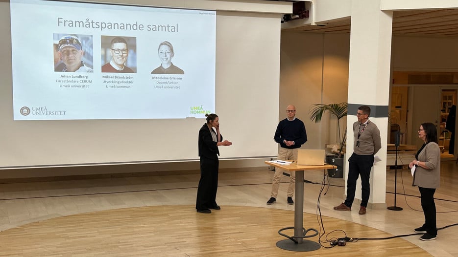 Panelsamtal med fyra personer.