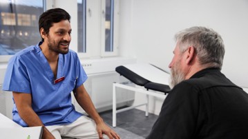 Läkare möter patient.