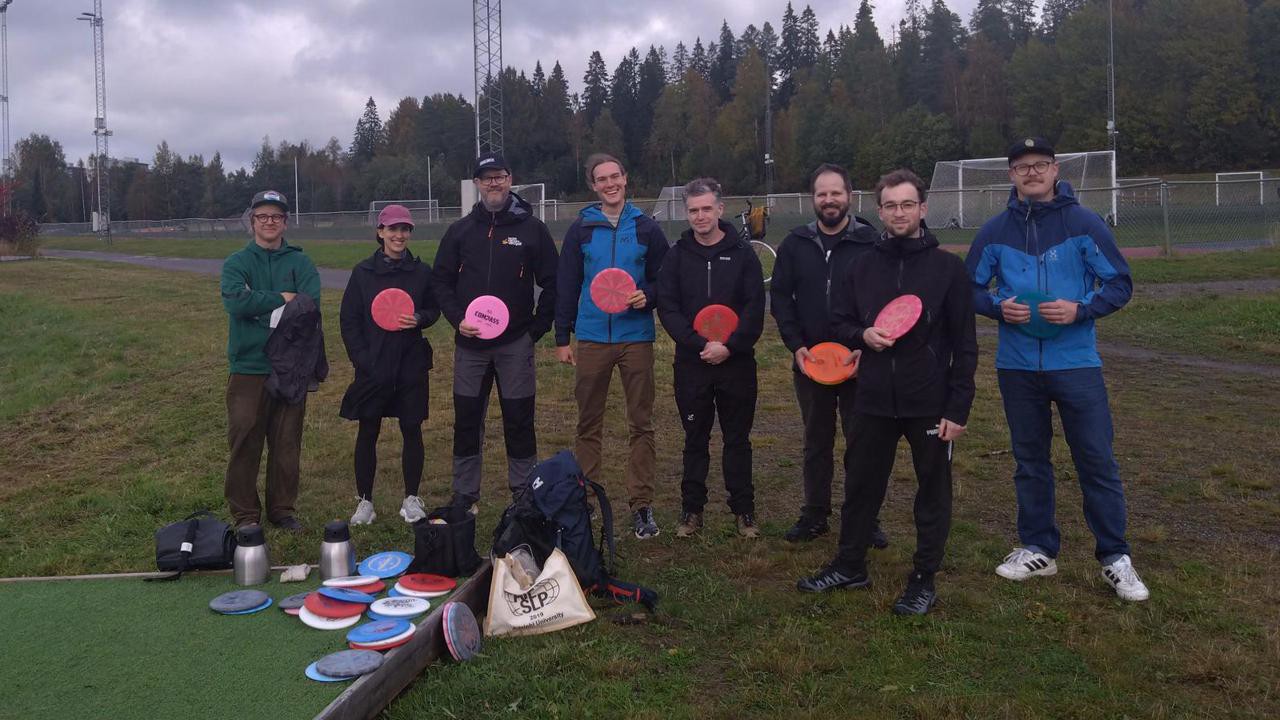 Discgolf på campusängarna. 