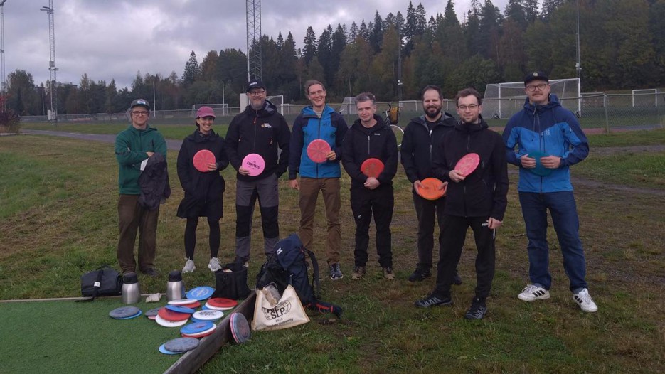 Discgolf på campusängarna. 