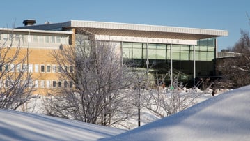 Lindellhallen, vårvinter. Campus Umeå den 7 mars 2017.