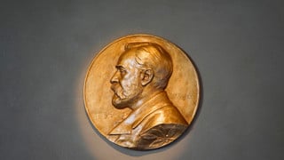 Nobelpriset är årliga internationella utmärkelser, som av tre svenska och en norsk institution tilldelas personer som "gjort mänskligheten den största nytta inom fysik, kemi, fysiologi eller medicin, litteratur och fredsarbete. Priserna delas ut i Sveriges huvudstad Stockholm, undantaget fredspriset som istället utdelas i Oslo, Norge. År 1968 instiftade Sveriges Riksbank en utmärkelse som ofta förknippas med nobelpriset, Sveriges Riksbanks pris i ekonomisk vetenskap till Alfred Nobels minne.Varje mottagare, eller pristagare, tilldelas en guldmedalj, ett diplom och en summa pengar som är beroende på Nobelstiftelsens inkomster det året. (Källa: Wikipedia)