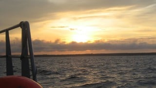 Solnedgång under provtagningsvecka med R/V Lotty.<br/>Umeå marina forskningscentrum (UMF) stödjer marin forskning och utbildning, utför miljöanalys och sprider information om havet, särskilt Bottniska viken.