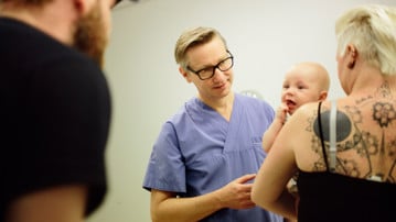 Magnus Domellöf, professor/överläkare vid Institutionen för klinisk vetenskap. Här undersöker han lille Teal tillsammans med hans mamma Maria Abrahansson, som deltar i Northpop-studien.