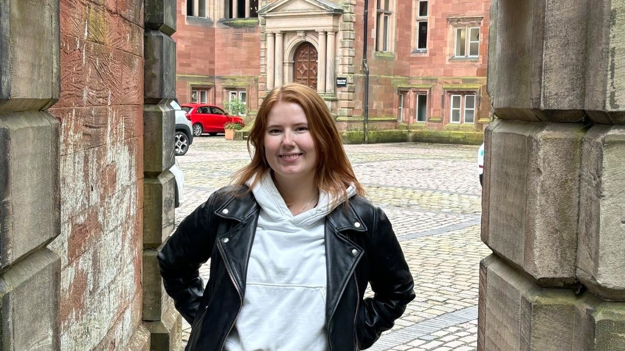 Lovisa Gavelin framför Freshers Gate vid Keele University