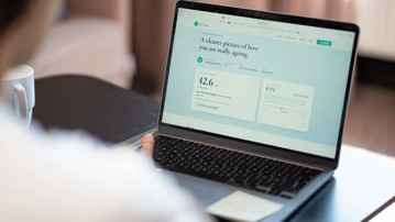 Efter att ha genomfört ett enkelt test hemma får användaren en personlig hälsorapport med information om sin biologiska ålder och vad som kan bidra till fler friska år.