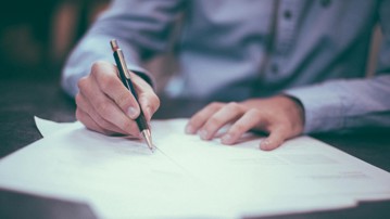 Temabild rapport, rapportering, ansökan, skrivande, planering, projekt. Nedladdad från unsplash.com.