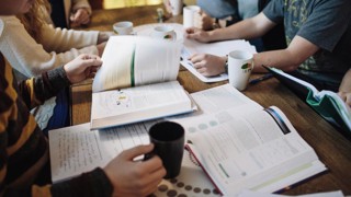 Studenter som pluggar och fikar. De läser Civilingenjörsprogrammet i bioresursteknik.