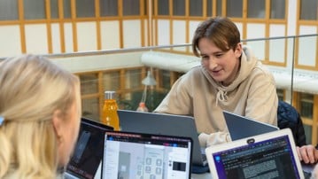 Studenter grupparbetar i MIT-huset
