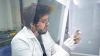 Alef dos Santos, postdoctor at the Department of Chemistry, studies biosignatures to prepare for future Mars missions.

Alef dos Santos, postdoktor vid Kemiska institutionen, forskar på biosignaturer som kan användas för framtida Marsströvare.