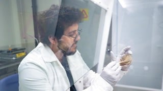 Alef dos Santos, postdoctor at the Department of Chemistry, studies biosignatures to prepare for future Mars missions.

Alef dos Santos, postdoktor vid Kemiska institutionen, forskar på biosignaturer som kan användas för framtida Marsströvare.