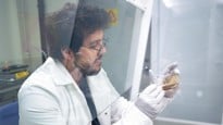 Alef dos Santos, postdoctor at the Department of Chemistry, studies biosignatures to prepare for future Mars missions.

Alef dos Santos, postdoktor vid Kemiska institutionen, forskar på biosignaturer som kan användas för framtida Marsströvare.
