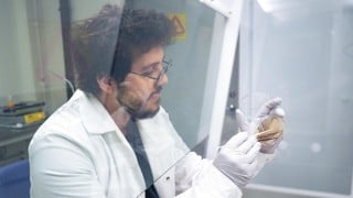 Alef dos Santos, postdoctor at the Department of Chemistry, studies biosignatures to prepare for future Mars missions.

Alef dos Santos, postdoktor vid Kemiska institutionen, forskar på biosignaturer som kan användas för framtida Marsströvare.