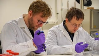 Jonas Segervald och Dmitry Malyshev vid Institutionen för fysik.