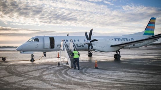 Flygtrafik. Flygplan på Umeå flygplats.