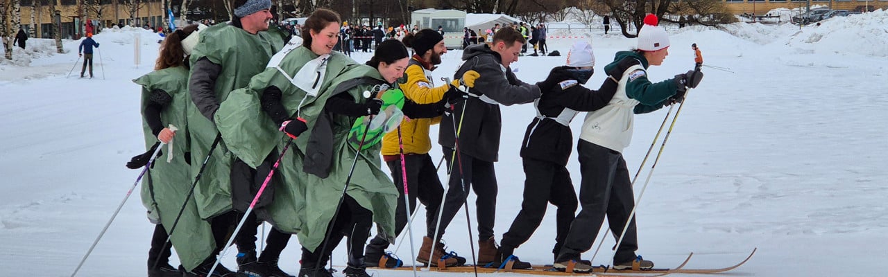 Slagskeppen är ett stående inslag i KBC Stafetten, där kvartetter tävlar på skidor med fyra bindningar. Utklädnad uppmuntras! 
/
The "battleships" are a staple of the KBC Relay, where quartets compete on skis with four bindings. Costumes are encouraged!