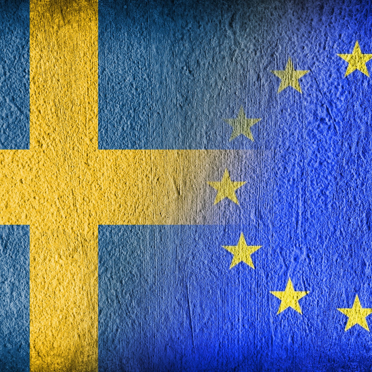 otomontage av svensk flagga och EU-flagga för att illustrera Sverige och EU eller Sveriges EU-medlemskap.