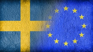 otomontage av svensk flagga och EU-flagga för att illustrera Sverige och EU eller Sveriges EU-medlemskap.